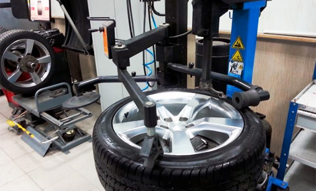 Монтаж колеса на шиномонтажном станке