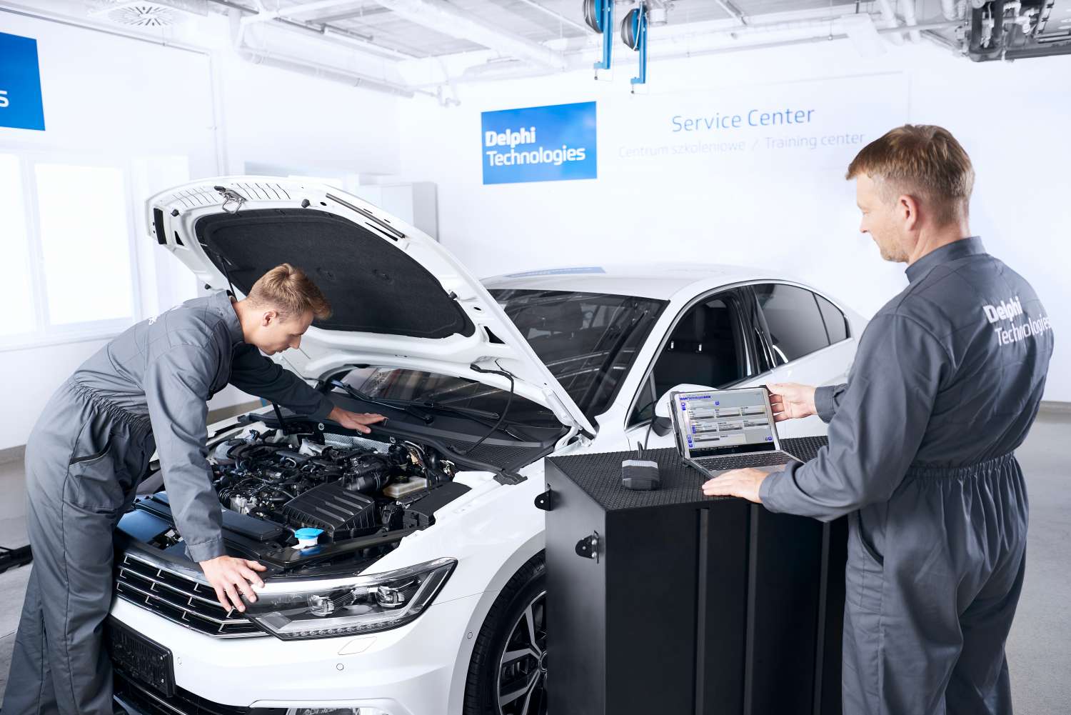 Technicians using Delphi Technologies DS-nano.jpg