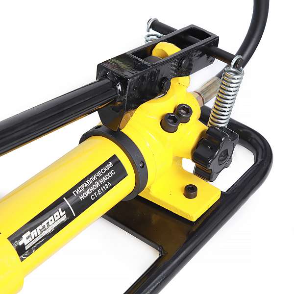  Насос гидравлический ножной 0.6 л, 700 бар Car-Tool CT-E1135